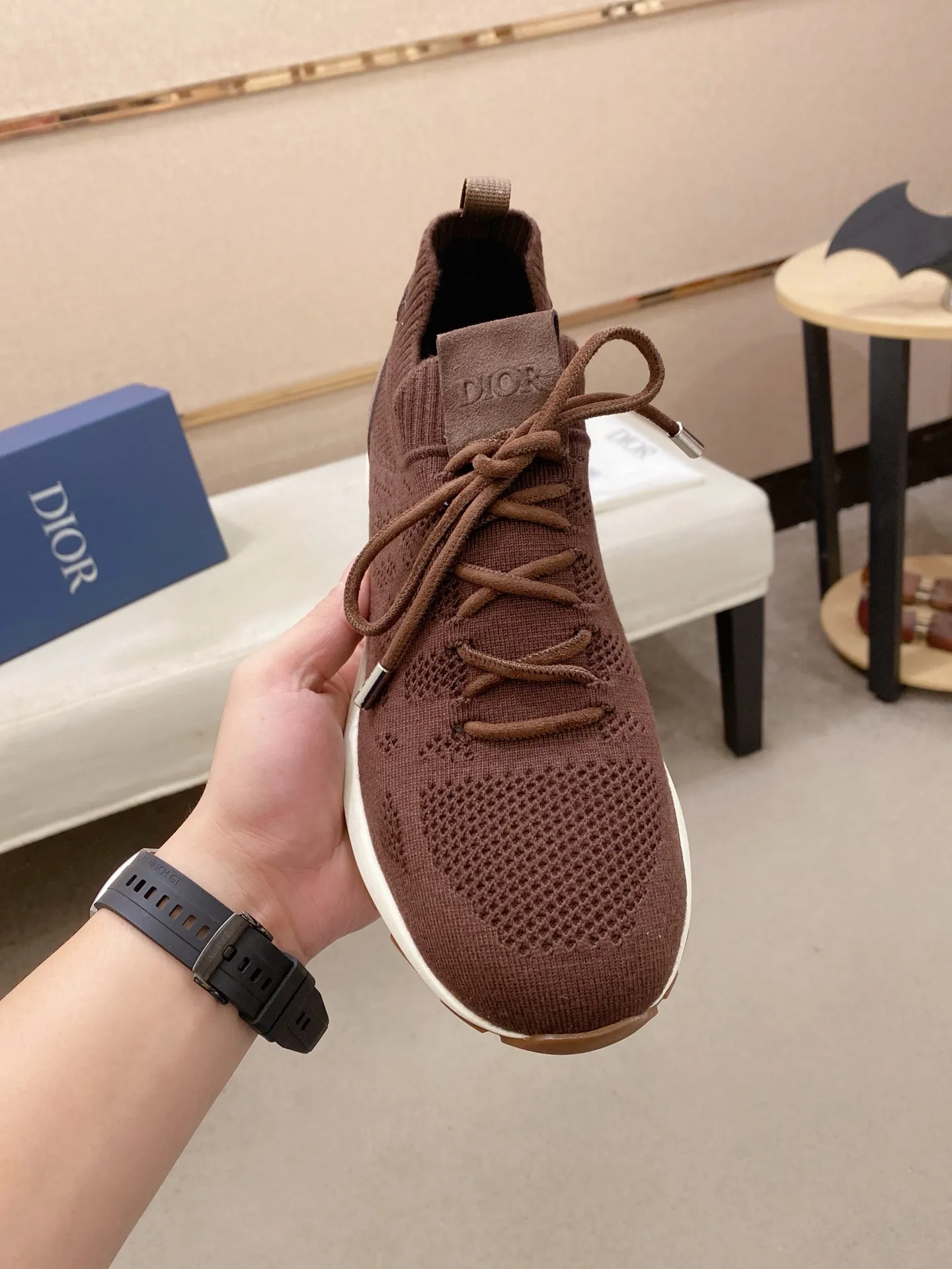 Factory price: 420💰Dior's latest men's fashion sneakers. This item draws inspiration from retro jogging shoes. Featuring a thick, low-top design, it features a mesh fabric upper and an ultra-light rubber foam sole. The side is decorated with an embossed "Di~r" logo. Code number: 39-44 (order 38, 45, 46)